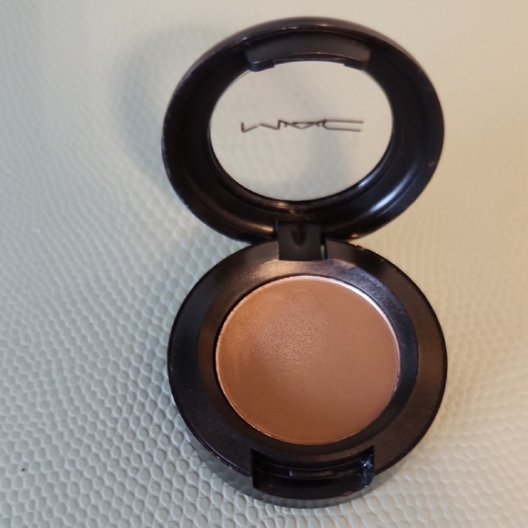 MAC Cosmetics - Charcoal Brown Matte Eyeshadow - Picture 2 of 5